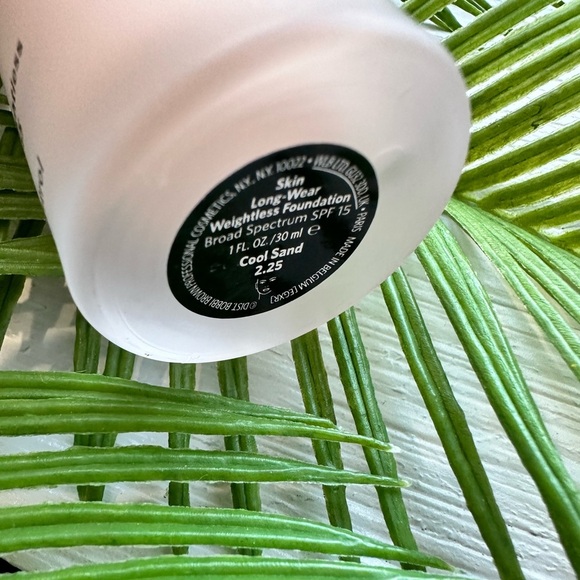 NIB Bobbi Brown Skin Long-Wear Weightless Foundation SPF 15 in Cool Sand 2.25 - Picture 5 of 7